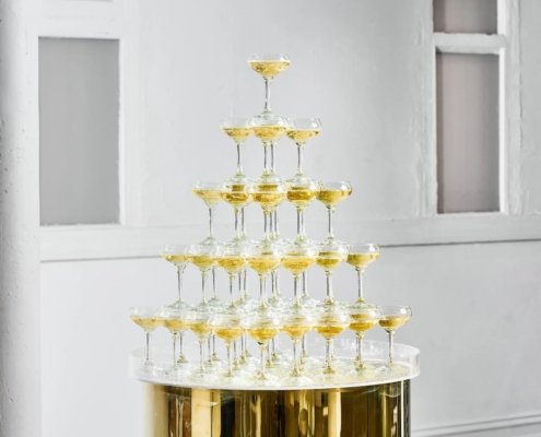 Šampano piramidė - kodėl verta rinktis ją kartu su mobilaus baro paslauga